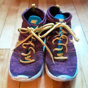 Pink Nike flyknit chukka sneakers